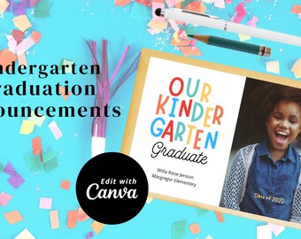 Pode incluir: Um cartão de anúncio de graduação com uma foto de uma criança pequena sorrindo. O cartão tem um design colorido com o texto "OUR KINDERGARTEN GRADUATE" e o nome da criança, a escola e o ano de graduação.