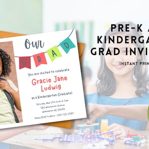 K&ouml;nnte beinhalten: Eine druckbare Einladung zu einer Abschlussparty f&uuml;r die Vorschule und die Grundschule. Die Einladung zeigt ein Foto eines jungen M&auml;dchens mit einem Rucksack, bunte Wimpel mit dem Wort "GRAD" darauf und den Text "Our GRAD" oben. Die Einladung enth&auml;lt auch den Namen "Gracie Jane Ludwig" sowie Datum und Uhrzeit der Party.