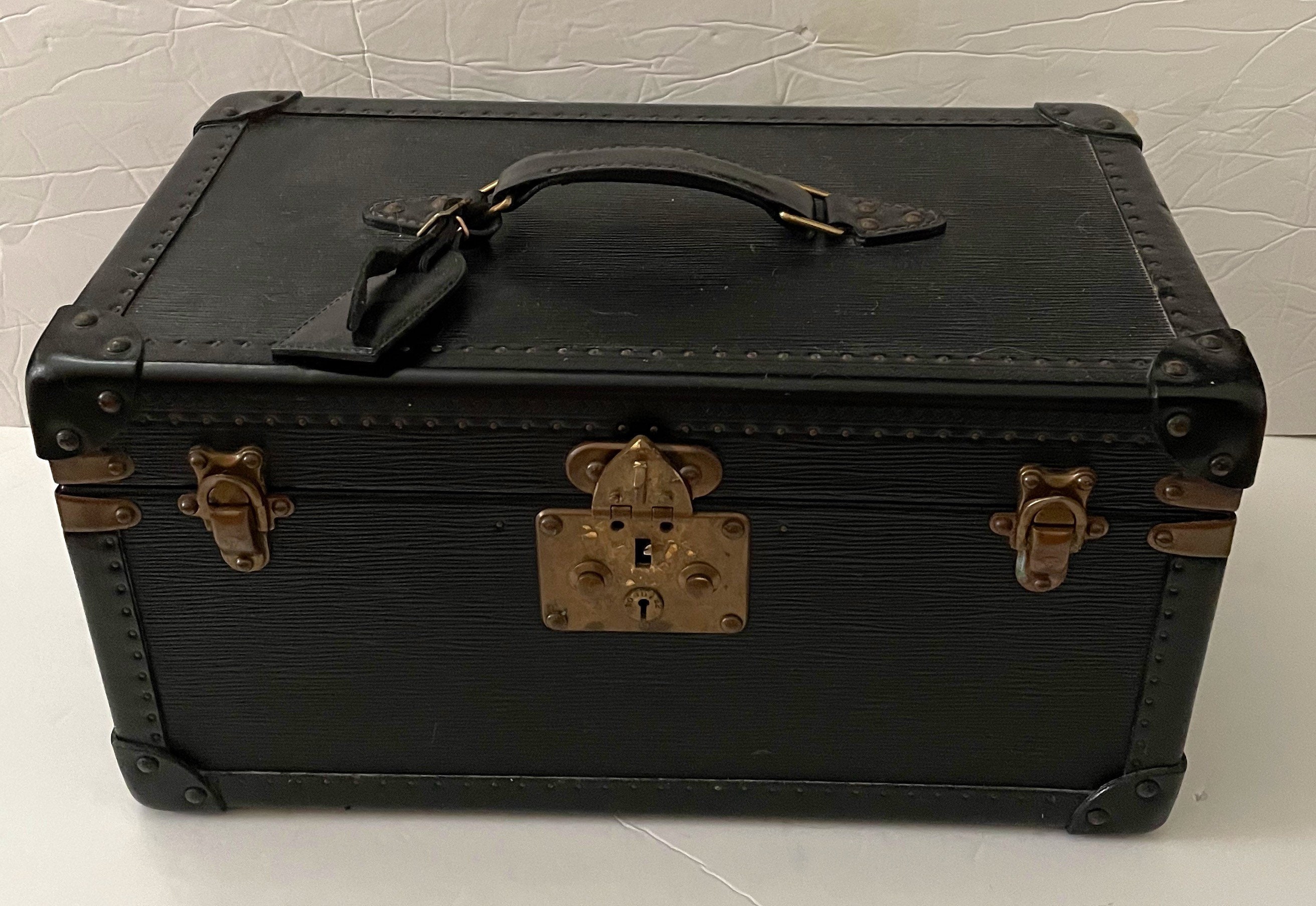 Authentic LOUIS VUITTON Epi Leather Boite Flacons Beauty Train Hard Trunk  Case