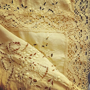 Antiker französischer Stoff, Goldgelb, Spitze und Cutwork Kaminsims