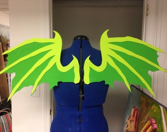 Ali di cosplay del drago verde realistico