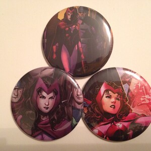 Puede incluir: Tres botones redondos con pasador que representan personajes de cómics. Los botones están impresos con imágenes de Scarlet Witch, una superheroína femenina con cabello rojo y un traje rojo y morado. Los botones tienen un diámetro aproximado de 5 cm.