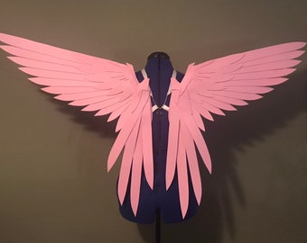 Realistiche ali cosplay di uccello dalla coda rosa
