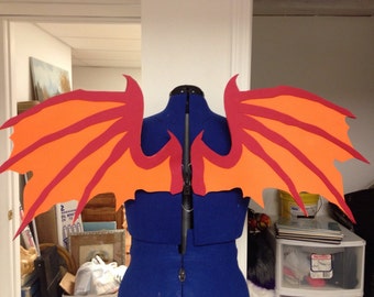 Drago rosso e arancione realistico Cosplay Ali