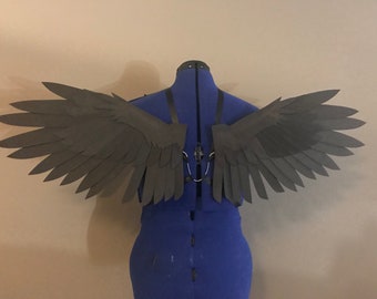 Ali realistiche da cosplay di uccello nero