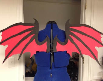 Ali realistiche da cosplay di drago nero e rosso