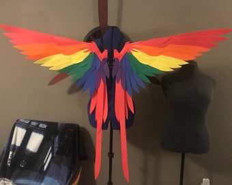 Ali realistiche da cosplay di uccello con coda arcobaleno