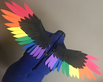 Ali realistiche per cosplay di uccelli neri e arcobaleno