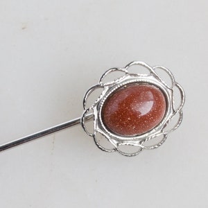 Spilla ovale vintage in pietra dorata