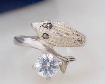 Anello A Fascia In Acciaio Lucido Con Decoro In Pelle Grigia E Glitter E Ciondolo Delfino Pendente