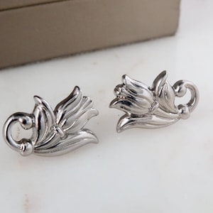 Vintage 1990 AVON Spring Tulip Pierced Earrings