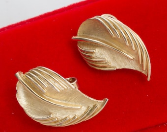 Vintage 1960s Crown Trifari Gold Leaf Clip On Earrings