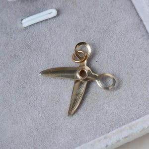 Dije de tijeras articuladas vintage bañado en oro