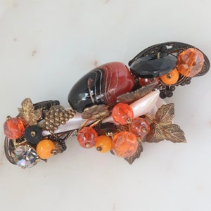 Broche de cuentas vintage, broche de cuentas de otoño, broche de hoja de arce, broche de nácar, broche de cuentas de naranja, broche de racimo de uva, broche de filigrana grande