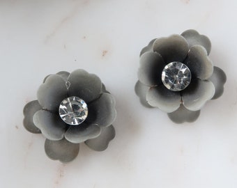 Boucles d'oreilles clip fleur grise vintage