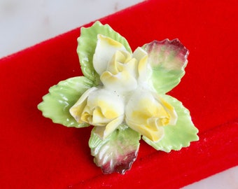 Broche florale jaune en porcelaine vintage - Fabriquée en Angleterre