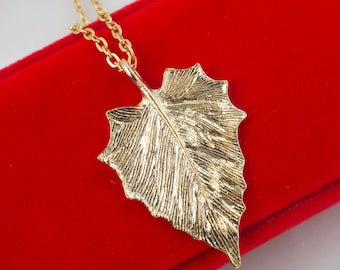 Collar con colgante de hoja de oro