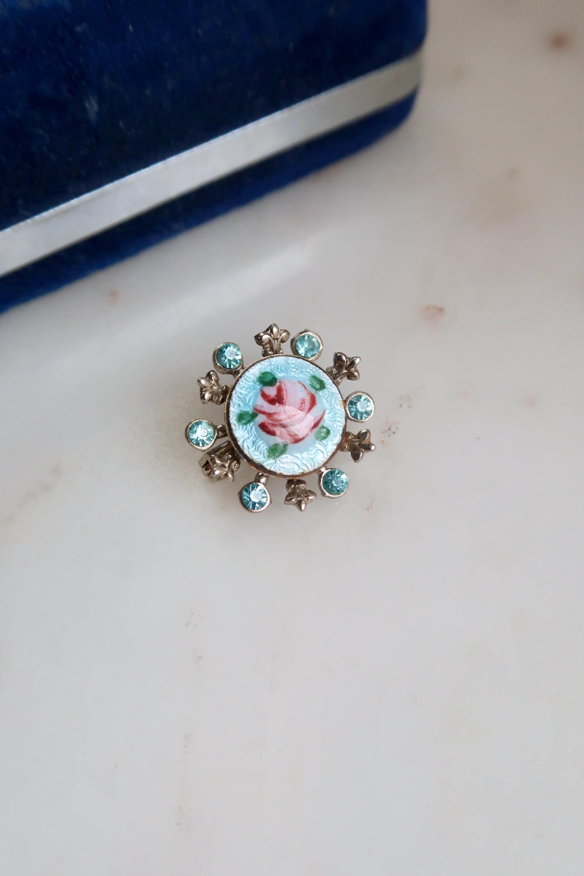 ヴィンテージブルーのギョーシェエナメルペイントローズスノーフレーク