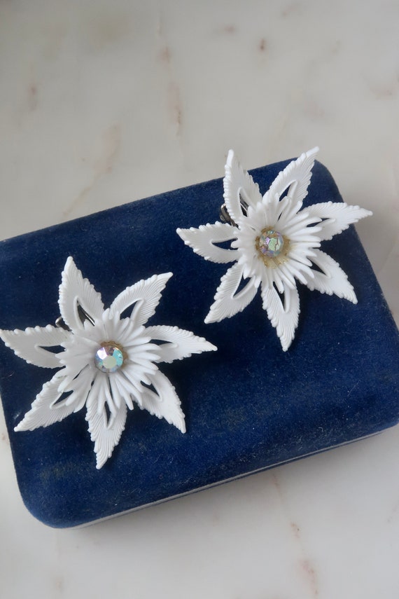 Vintage White Flower Clip On Earrings