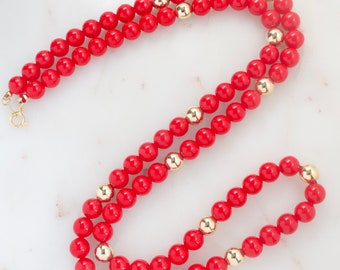Collier Vintage Rouge Vif Et Doré A14 – Perles élégantes, Style Rétro
