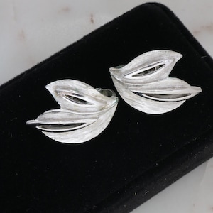 Orecchini a clip con foglia Trifari Crown vintage anni &#39;60