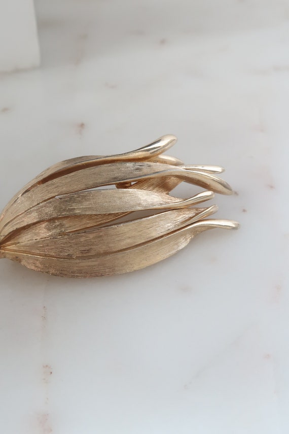 Vintage Gold Leaf Brooch - image 4