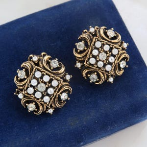Vintage ART Pearl Rhinestone Gold Tone Clip On Earrings