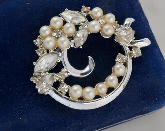 Broche vintage de plata con perlas y flores