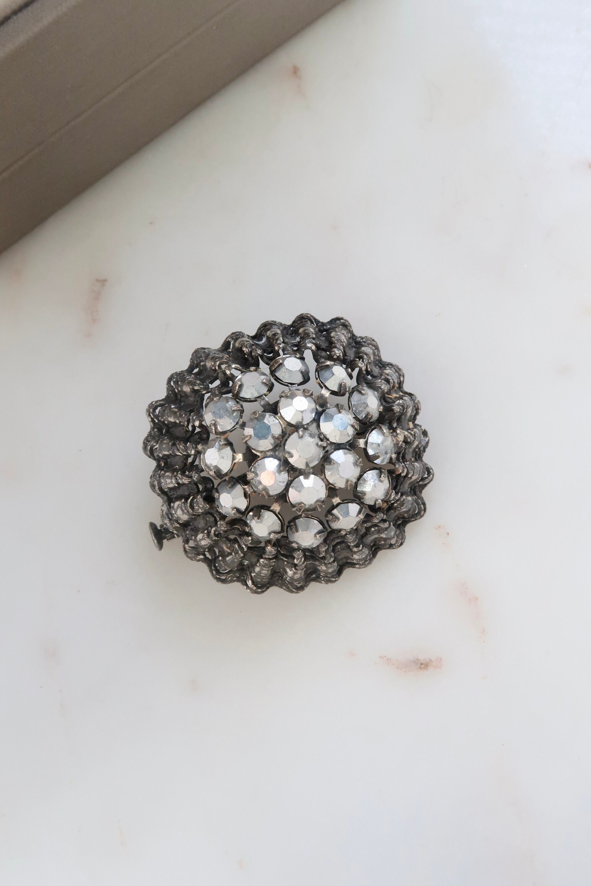 Broche Ancienne En Dôme Avec Strass - Monture Argentée - Bon état - Occasion