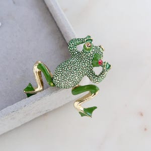 Vintage Green Enamel Gold Frog Brooch