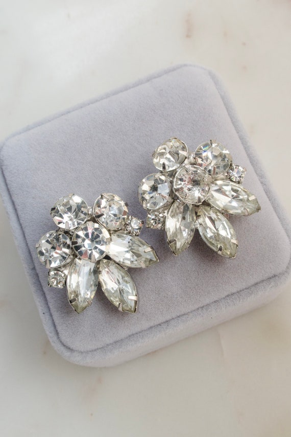 Vintage rhinestone flower clip Gem