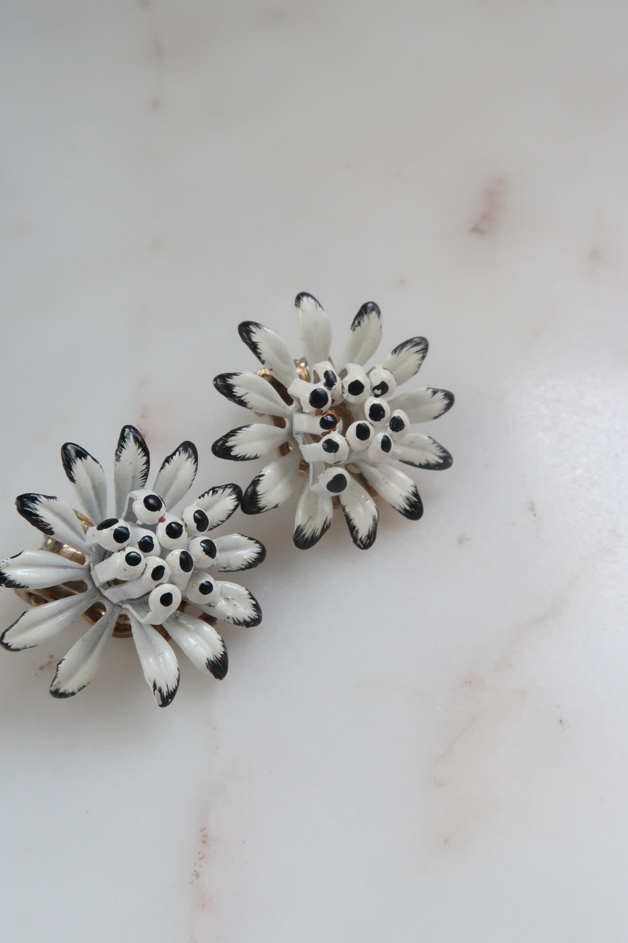Boucles D'oreilles Clips Vintage - Fleurs Blanches Années 70 En Plastique - Occasion