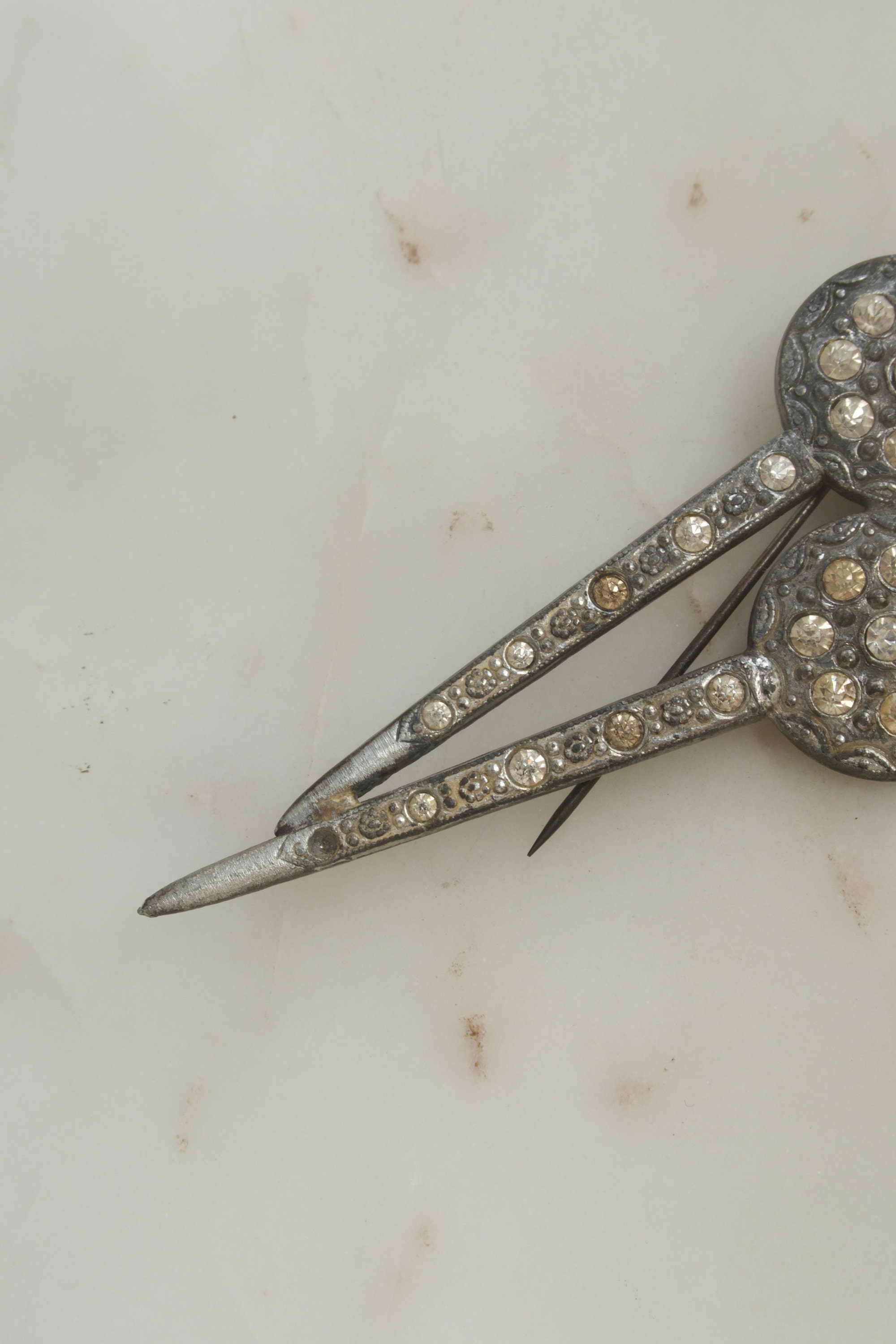 Broche Ancienne Art Déco Géométrique Strass Argenté Sur Bronze - Cristal - Bon état