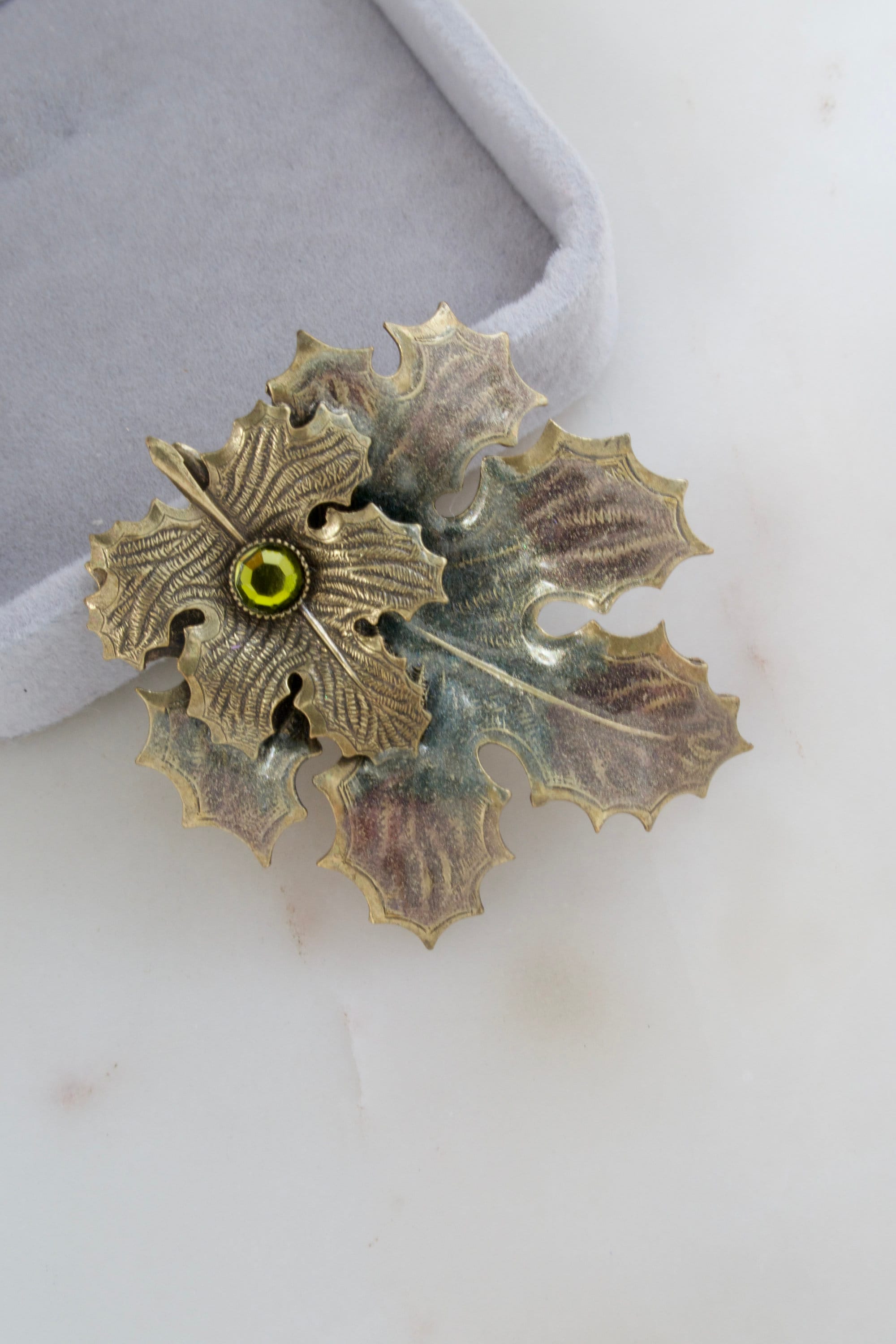 Broche Ancienne Feuille D'érable - Bois Sculpté Teinté Marron Foncé - Occasion Vintage