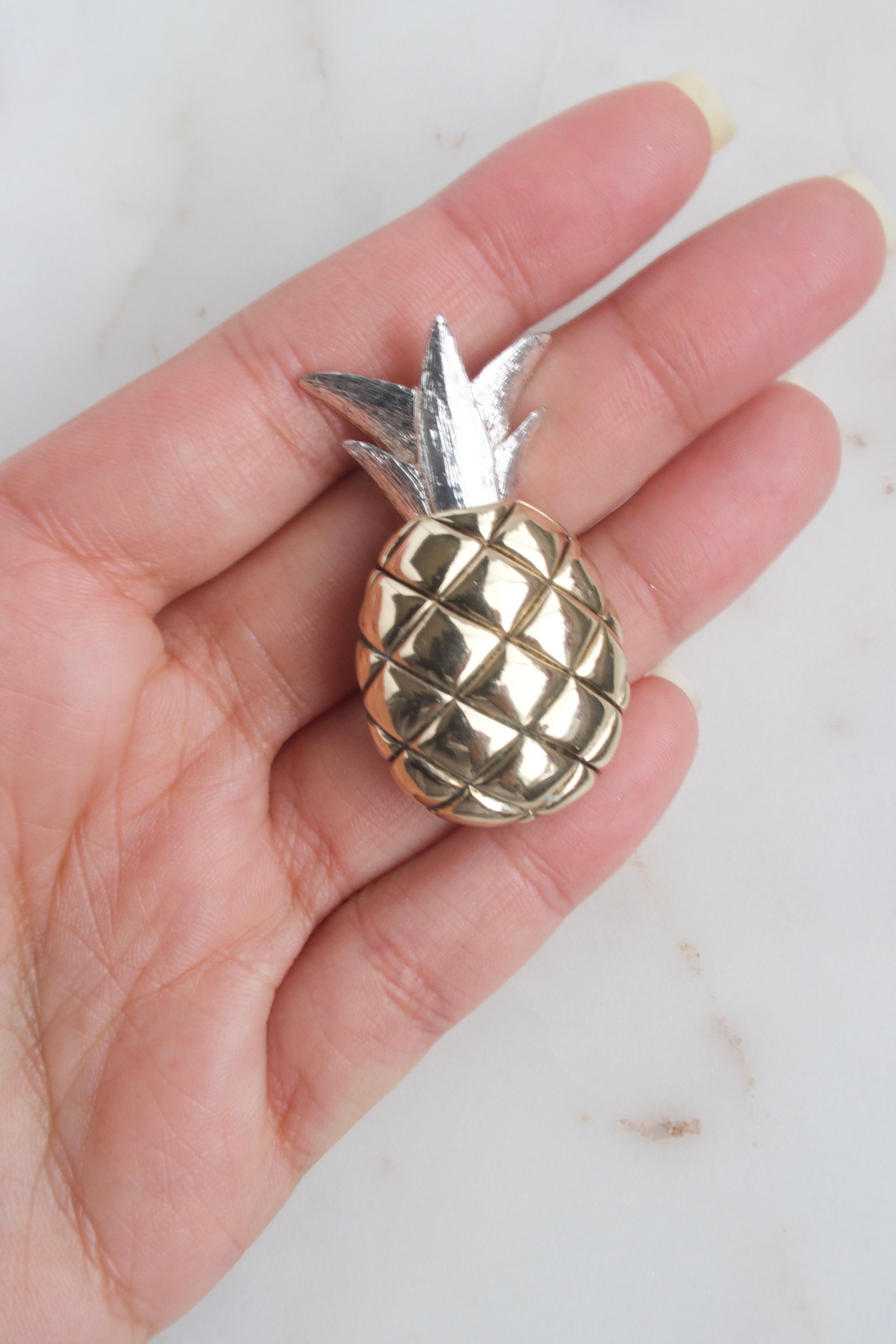 Broche Vintage Ananas – Métal Doré Texturé, Bijou Tendance Signé
