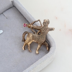 Broche vintage Les Bernard de plata de ley bañado en oro con el signo del zodiaco Sagitario