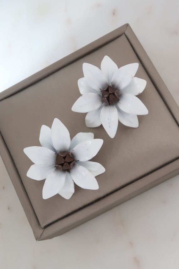 Vintage White Flower Clip On Earrings White Daisy… - image 3
