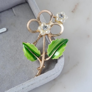Vintage Crown Trifari Gold Flower Brooch