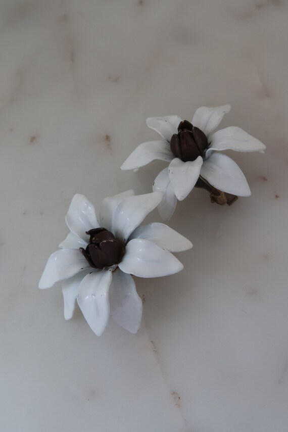 Vintage White Flower Clip On Earrings White Daisy… - image 7