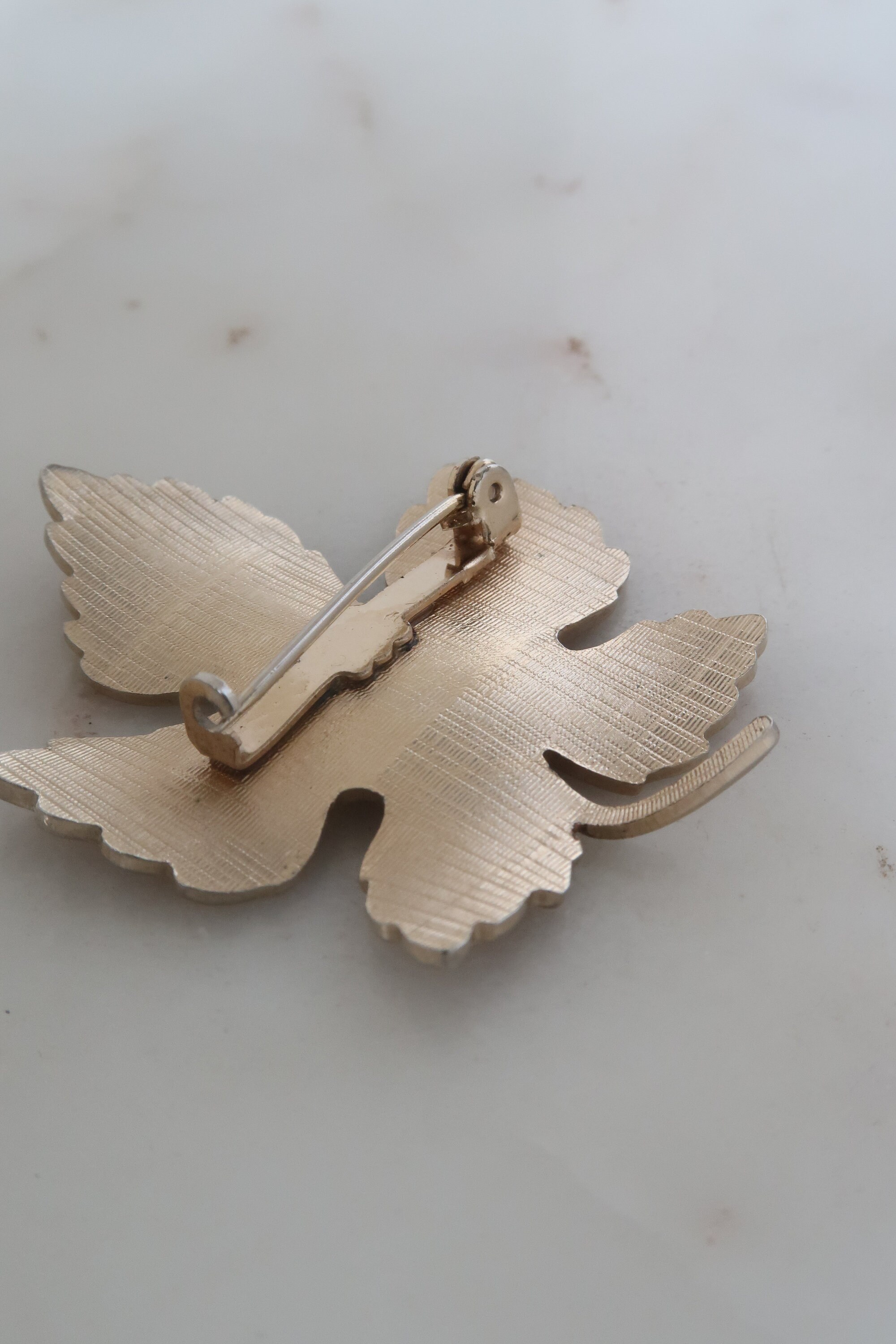 Broche Rétro Petite Feuille D'érable émaillée Rouge Et Or - Modèle *4119 - Occasion