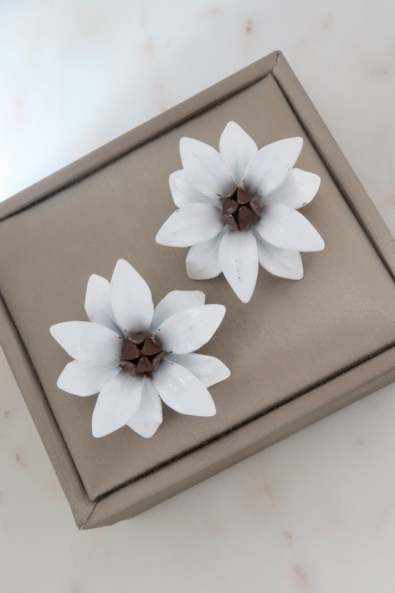 Vintage White Flower Clip On Earrings White Daisy… - image 1