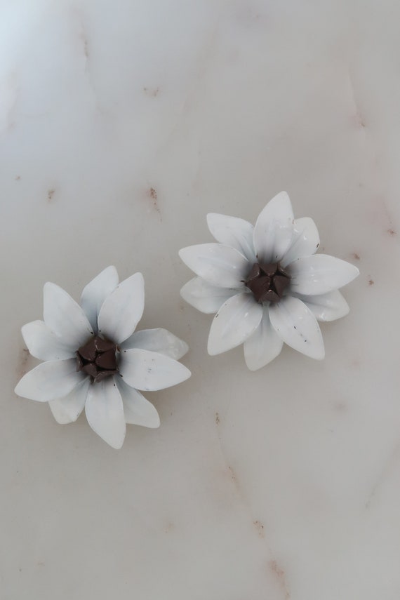 Vintage White Flower Clip On Earrings White Daisy… - image 4