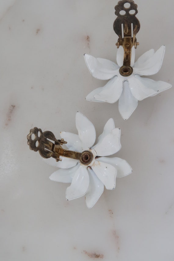Vintage White Flower Clip On Earrings White Daisy… - image 6