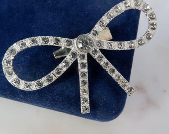 Spilla con fiocco in strass, bouquet da sposa, nastro, costume