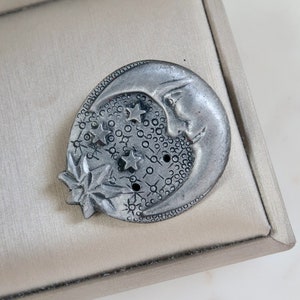 Broche vintage con cara de luna y estrella