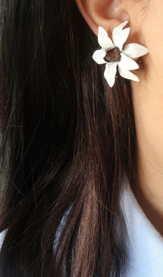 Vintage White Flower Clip On Earrings White Daisy… - image 2