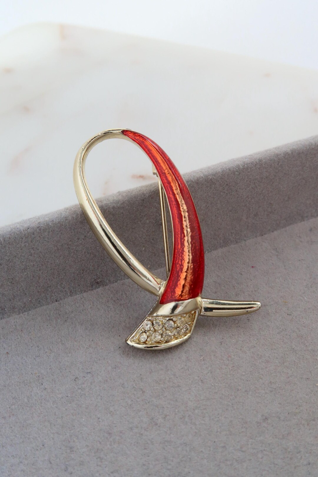 Red Ribbon Broche Vintage Red Enamel Ribbon Gold Brooch - Etsy