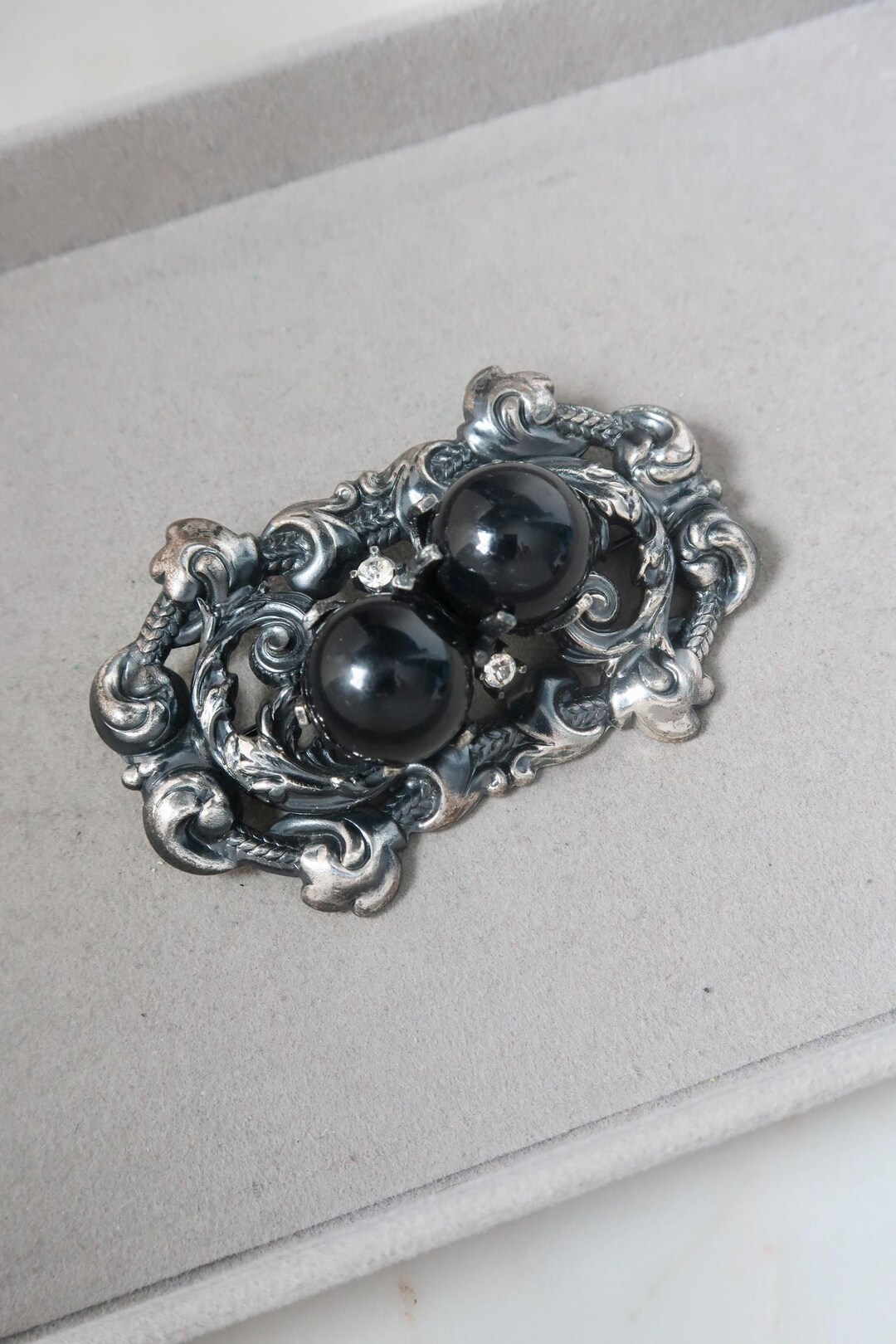 ヴィンテージ フィリグリー ブローチ ヴィンテージ ブラックビーズ シルバーフィリグリー ブローチ - Etsy 日本