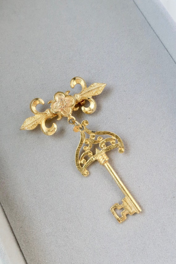 Vintage Gold Key Brooch Fleur De Lis Antique Skele