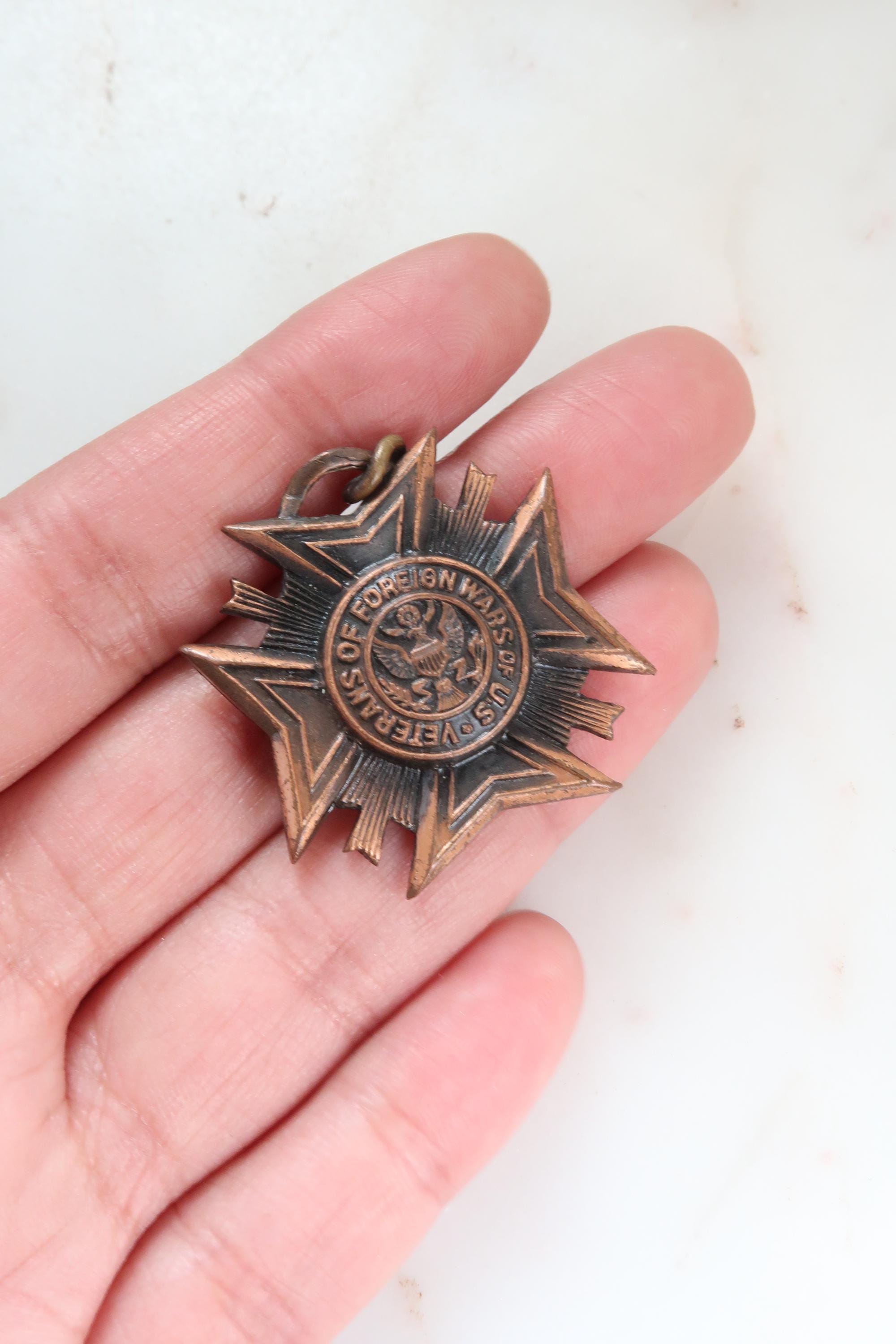 ヴィンテージ アメリカ外国戦争退役軍人勲章チャーム - Etsy 日本